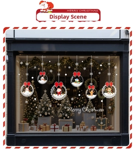 Dettaglio di adesivi natalizi con Babbo Natale e renne dentro palle di vetro decorate