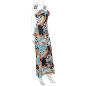 Vue latérale de la robe longue bustier avec imprimé léopard et motifs abstraits bleus