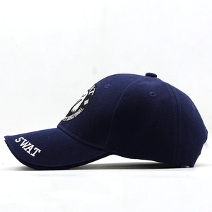Détail d'une casquette tactique bleu marine avec broderie SWAT et écusson d'aigle brodé