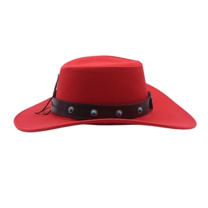 Détail du chapeau de cowboy en feutre rouge avec bandeau en cuir et rivets turquoise
