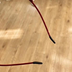 Serre-tête fin en velours rouge avec embouts noirs en caoutchouc pour le confort