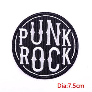 Στρογγυλό κεντημένο έμβλημα punk rock 7,5 cm με μαύρη βάση και λευκά γράμματα