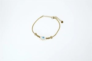 Gros plan du bracelet chaîne serpent dorée avec œil maléfique en émail blanc et perles