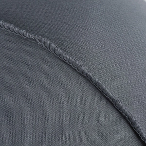 Primer plano de las costuras reforzadas y el tejido de malla de la gorra de ciclismo gris