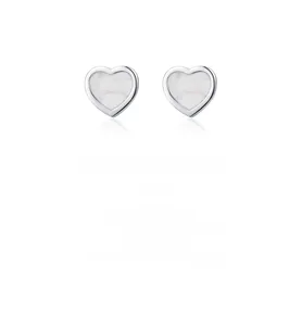 Dettaglio di orecchini a cuore in argento s925 con intarsio in madreperla bianca
