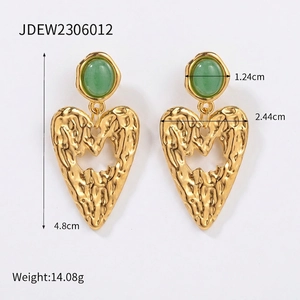Orecchini vintage a cuore in oro con pietre preziose verdi e texture martellata