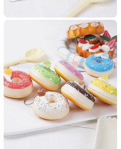 Gros plan de porte-clés donuts en mousse PU colorés avec pépites en décor goûter