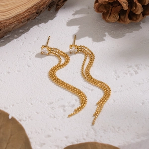 Eleganti orecchini a nappa in acciaio placcato oro 18K con zirconi cubici chiari