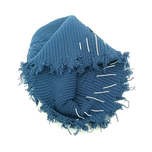Detail der dunkelblauen Strickmütze mit ausgefranstem Rand und weißen dekorativen Nähten