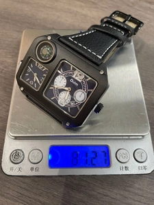 Dettaglio dell'orologio al quarzo sulla bilancia con peso di 81,27g