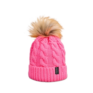 Détail du bonnet en maille torsadée rose avec étiquette Freedom et pompon en fausse fourrure