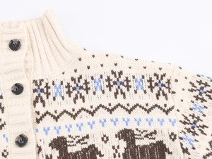 Détails du gilet en maille jacquard nordique avec boutons marbrés et col côtelé