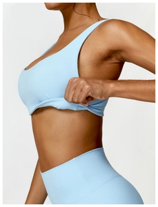 Gros plan du soutien-gorge de sport bleu clair montrant le tissu élastique et le maintien