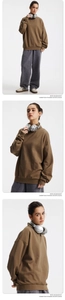 Vista dettagliata della t-shirt marrone oversize a maniche lunghe con texture spazzolata premium