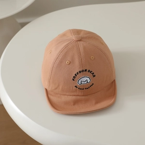 Détail de la casquette pour bébé avec broderie chiot et lettrage Freedom Bear