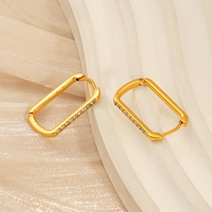 Vue détaillée des boucles d'oreilles rectangulaires plaquées or 18K avec zircons