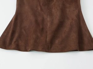 Détail de la texture du daim marron foncé montrant une finition mate douce de qualité