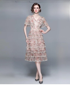 Détail de la robe à fleurs à plusieurs niveaux avec col en V et manches à volants