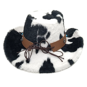Détail d'un chapeau de cow-boy en fausse fourrure à imprimé vache avec clous argentés
