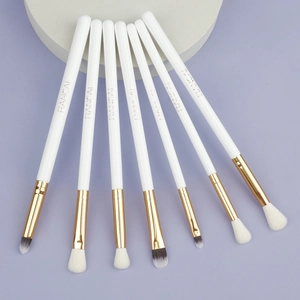 Détail du kit de 7 pinceaux de maquillage blanc et doré pour le fard à paupières et l'estompage