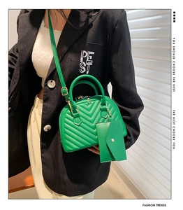 Détail du sac à main vert matelassé avec petit porte-monnaie et chaîne dorée