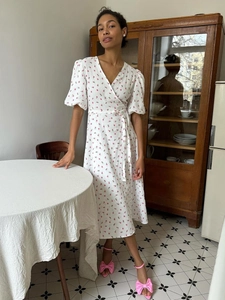 Robe en coton à fleurs avec col en V, manches bouffantes et lien à la taille style bohème