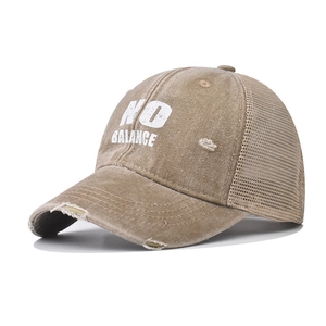 Detailansicht der braunen Mesh-Trucker-Kappe im Vintage-Look mit NO BALANCE Aufdruck