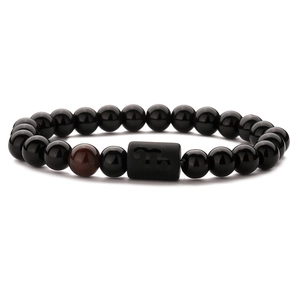 Makroaufnahme von Skorpion Sternzeichen Armband mit schwarzen Perlen und Tigerauge