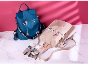 Detail der floralen 3D-Stickerei auf leichtem, wasserfestem Nylon-Damenrucksack