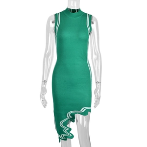 Detalle del vestido de punto verde sin mangas con rayas blancas y un dobladillo ondulado