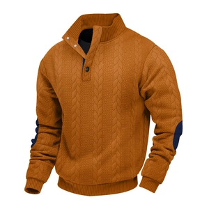 Details von orangefarbenem Strickpullover mit Stehkragen und dunkelblauen Ellbogen-Patches