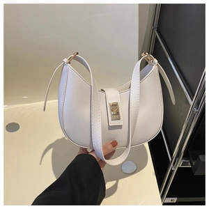 Détail macro du sac hobo blanc avec finition cuir lisse et boucle dorée élégante