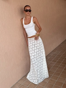 Weißer langer Spitzenrock und U-Ausschnitt Top im minimalistischen Streetstyle-Urlaubslook