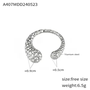 Detail of hammer-textured titanium steel open ring showing width and 6.5g weight info