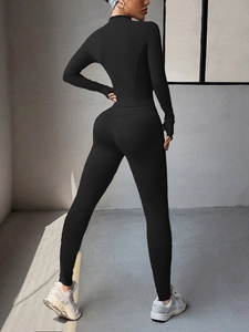 Ensemble de yoga Y2K noir pour femme avec haut à manches longues vu de l'arrière