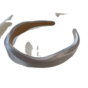 Cerchietto in raso grigio argento dal design minimalista con fodera marrone antiscivolo