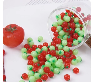 Vista macro di mini pomodori da 0,6 cm per casa delle bambole con steli verdi realistici