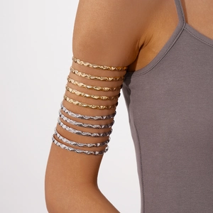 Multilayer wavy metallic arm cuffs in gold and silver finish for a bohemian chic style