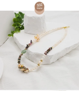 Dettaglio della collana di perle barocche con tormaline colorate e chiusura dorata