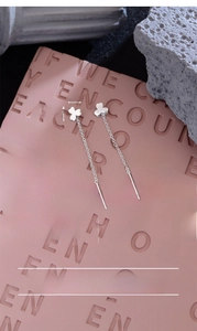 Detailed close-up of silver clover ear thread earrings with material and size specs.