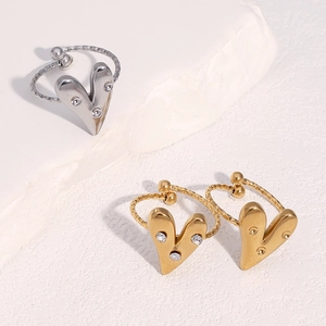 Vue détaillée de bagues cœur plaquées or 18 carats avec zircons et anneau torsadé