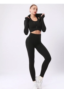 Detailaufnahme der Waffelstruktur vom nahtlosen Yoga-Set mit Jacke und Leggings