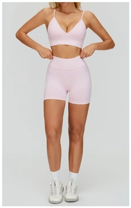 Détail du soutien-gorge de sport rose sans couture et du short de fitness côtelé