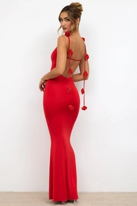 Détail de la robe rouge dos nu avec des roses 3D sur les bretelles délicates