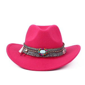 Détail du chapeau de cowboy rose avec perles ethniques, turquoise et bords à franges