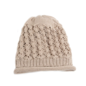 Bonnet en tricot beige ajouré avec motif au crochet et bord roulé pour l'hiver et l'extérieur