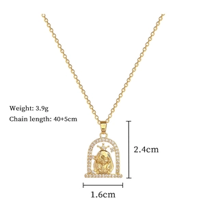 Détail du pendentif arche dorée avec relief couronne et cristaux sur chaîne dorée
