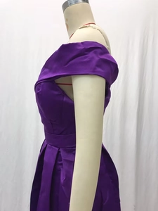 Detail eines dunkelvioletten Satin-Abendkleides mit Falten in der Taille und schulterfrei
