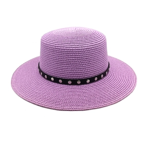 Détail du chapeau de paille violet avec ruban noir et clous métalliques argentés