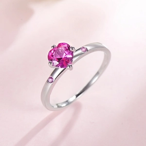 Elegant s925 silver ring featuring a heart-shaped pink gemstone and side zircon accents